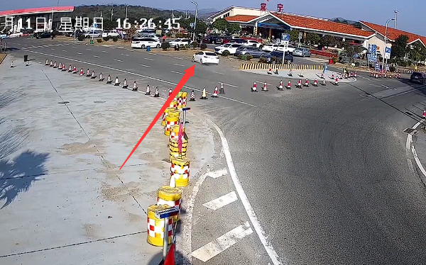 現金網：女司機高速進匝道不減速：慌亂之下誤踩油門釀事故