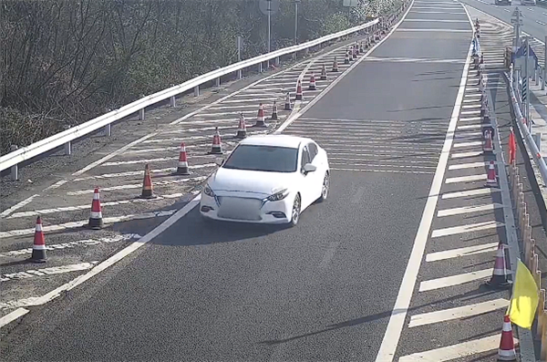 現金網：女司機高速進匝道不減速：慌亂之下誤踩油門釀事故