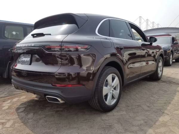 {賭馬}(卡宴最低配落地价多少钱啊)