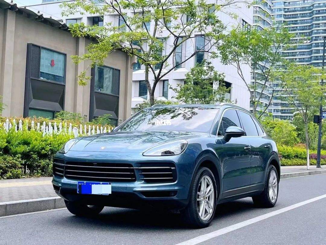 {賭馬}(卡宴选配20万 落地价最低多少)